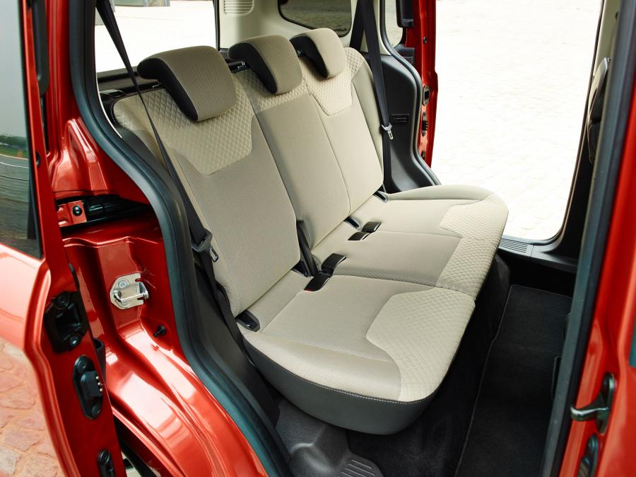 Интерьер Ford Tourneo Courier (Race Red) 2014 года  (фото 13 из 27)